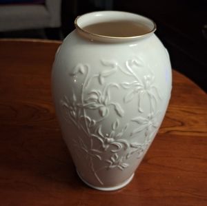 Vintage Lenox Cream Vase With 24K Gold Trim Masterpiece Collection